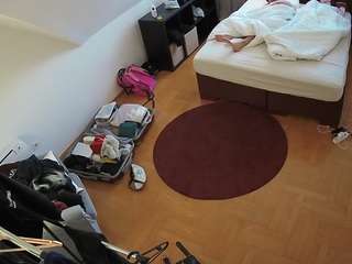 voyeurcam-julmodels-whitebed-1