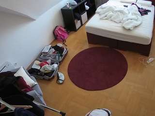voyeurcam-julmodels-whitebed-1
