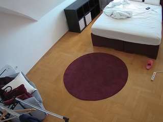 voyeurcam-julmodels-whitebed-1