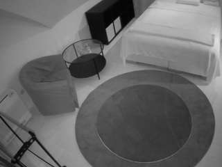 voyeurcam-julmodels-whitebed-1