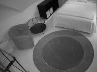 voyeurcam-julmodels-whitebed-1