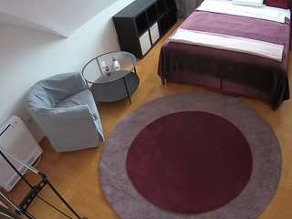 voyeurcam-julmodels-whitebed-1
