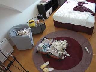 voyeurcam-julmodels-whitebed-1