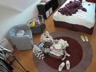 voyeurcam-julmodels-whitebed-1