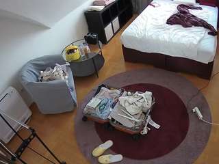 voyeurcam-julmodels-whitebed-1