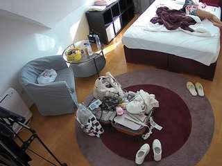 voyeurcam-julmodels-whitebed-1