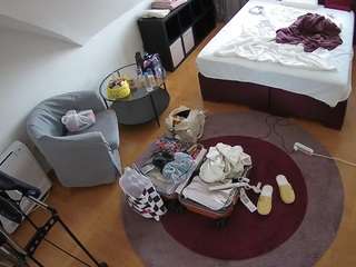 voyeurcam-julmodels-whitebed-1
