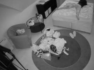 voyeurcam-julmodels-whitebed-1 webcam