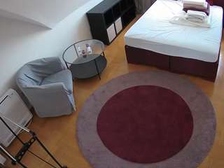 voyeurcam-julmodels-whitebed-1 webcam