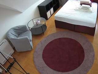 voyeurcam-julmodels-whitebed-1 webcam