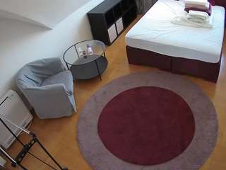voyeurcam-julmodels-whitebed-1 webcam