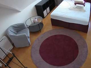 voyeurcam-julmodels-whitebed-1 webcam