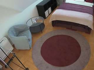 voyeurcam-julmodels-whitebed-1