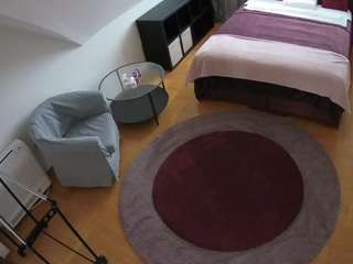 该模特正在直播。 voyeurcam-julmodels-whitebed-1
