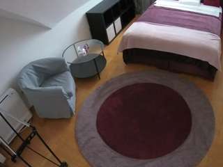 Model ini sedang live sekarang. voyeurcam-julmodels-whitebed-1