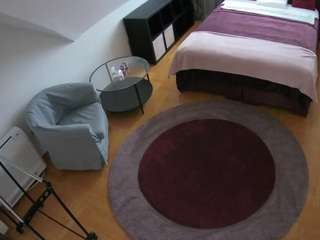 Este modelo está ao vivo agora. voyeurcam-julmodels-whitebed-1