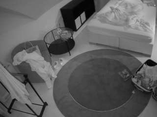 Ten model jest teraz na żywo. voyeurcam-julmodels-whitebed-1