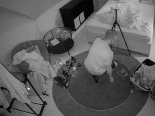 Dieses Model ist jetzt live. voyeurcam-julmodels-whitebed-1