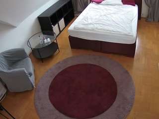 Dieses Model ist jetzt live. voyeurcam-julmodels-whitebed-1