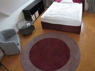 Dit model is nu live. voyeurcam-julmodels-whitebed-1