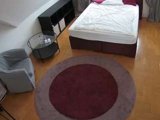 Model ini sedang live sekarang. voyeurcam-julmodels-whitebed-1