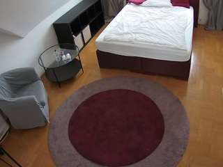 Ce modèle est en direct maintenant. voyeurcam-julmodels-whitebed-1