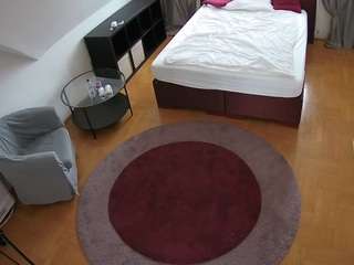 该模特正在直播。 voyeurcam-julmodels-whitebed-1