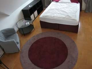 Ten model jest teraz na żywo. voyeurcam-julmodels-whitebed-1