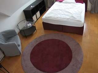 Acest model este live acum. voyeurcam-julmodels-whitebed-1