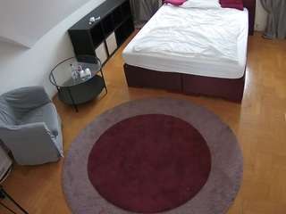 Acest model este live acum. voyeurcam-julmodels-whitebed-1