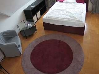 voyeurcam-julmodels-whitebed-1