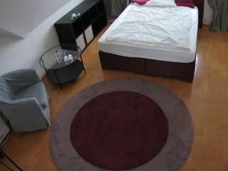 voyeurcam-julmodels-whitebed-1