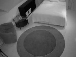 voyeurcam-julmodels-whitebed-1