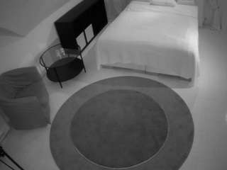 voyeurcam-julmodels-whitebed-1