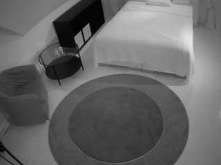 voyeurcam-julmodels-whitebed-1