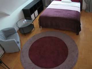 voyeurcam-julmodels-whitebed-1