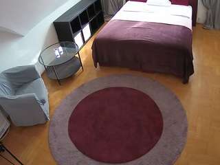 voyeurcam-julmodels-whitebed-1