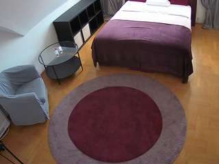 voyeurcam-julmodels-whitebed-1