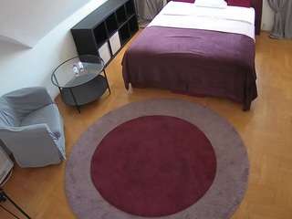 voyeurcam-julmodels-whitebed-1