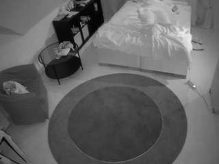 voyeurcam-julmodels-whitebed-1
