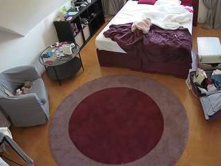voyeurcam-julmodels-whitebed-1