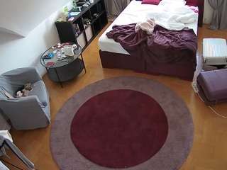 voyeurcam-julmodels-whitebed-1