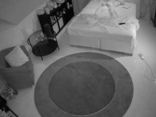 voyeurcam-julmodels-whitebed-1