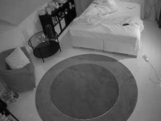 voyeurcam-julmodels-whitebed-1