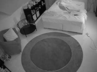 voyeurcam-julmodels-whitebed-1