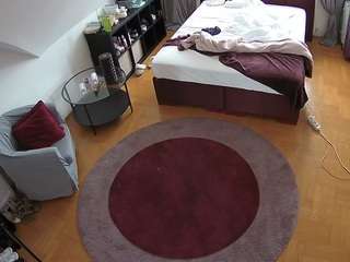 voyeurcam-julmodels-whitebed-1