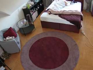 voyeurcam-julmodels-whitebed-1