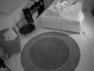 voyeurcam-julmodels-whitebed-1