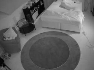 voyeurcam-julmodels-whitebed-1