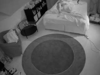 voyeurcam-julmodels-whitebed-1